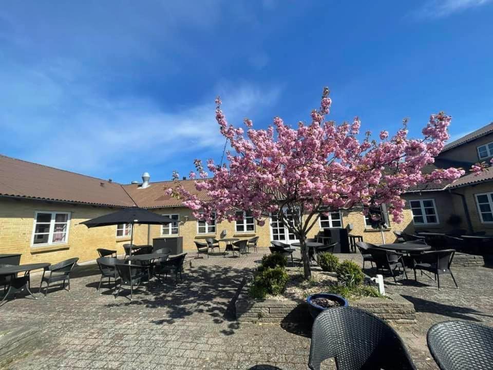 Ronnes Hotel Fjerritslev エクステリア 写真